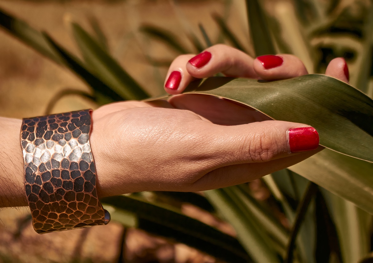 Pulsera o Brazalete de cobre martillado, elaboración artesanal.