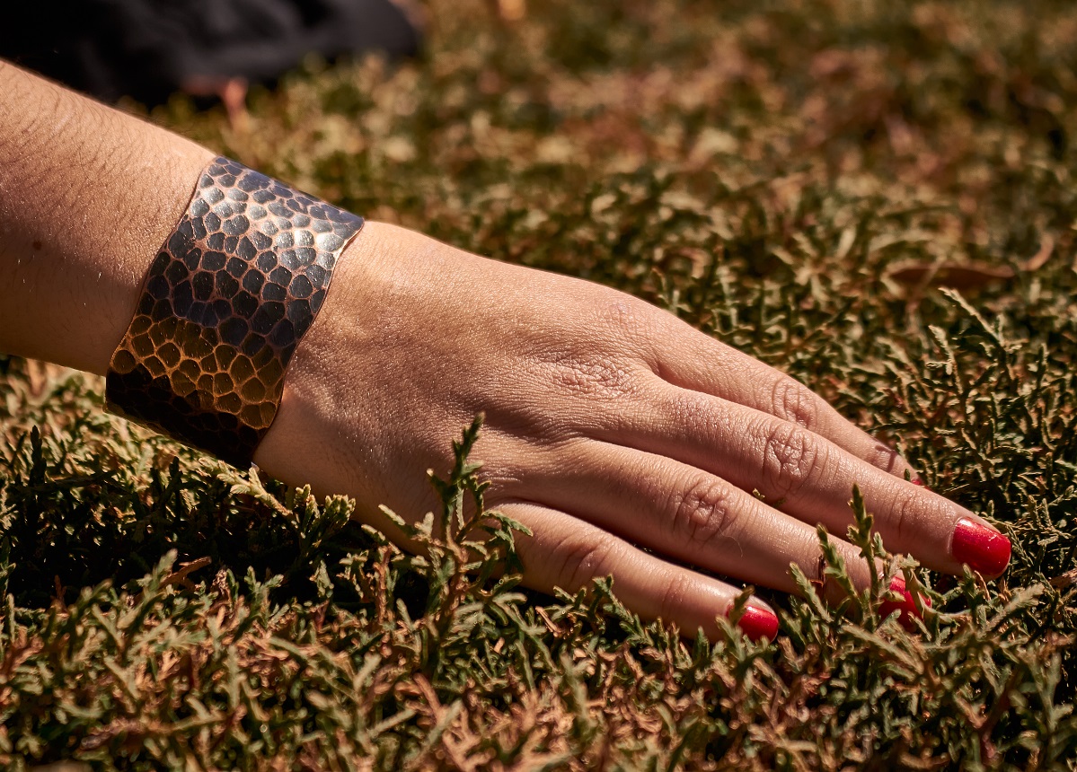 Pulsera o Brazalete de cobre martillado, elaboración artesanal.