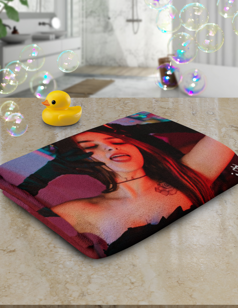 Toalla De Baño Ligera Diseño Karely Ruiz Influencer Microfibra Poliester