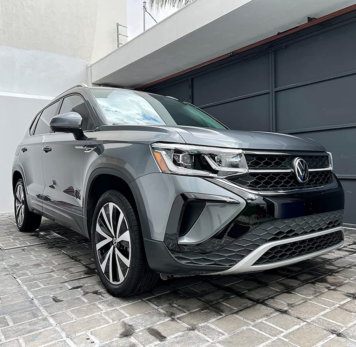 HIDRATANTE Y RESTAURADOR DE PLASTICOS INTERIORES Y EXTERIORES AUTOMOTRIZ. BRILLO SIN IGUAL Y LARGA VIDA. (500ML)