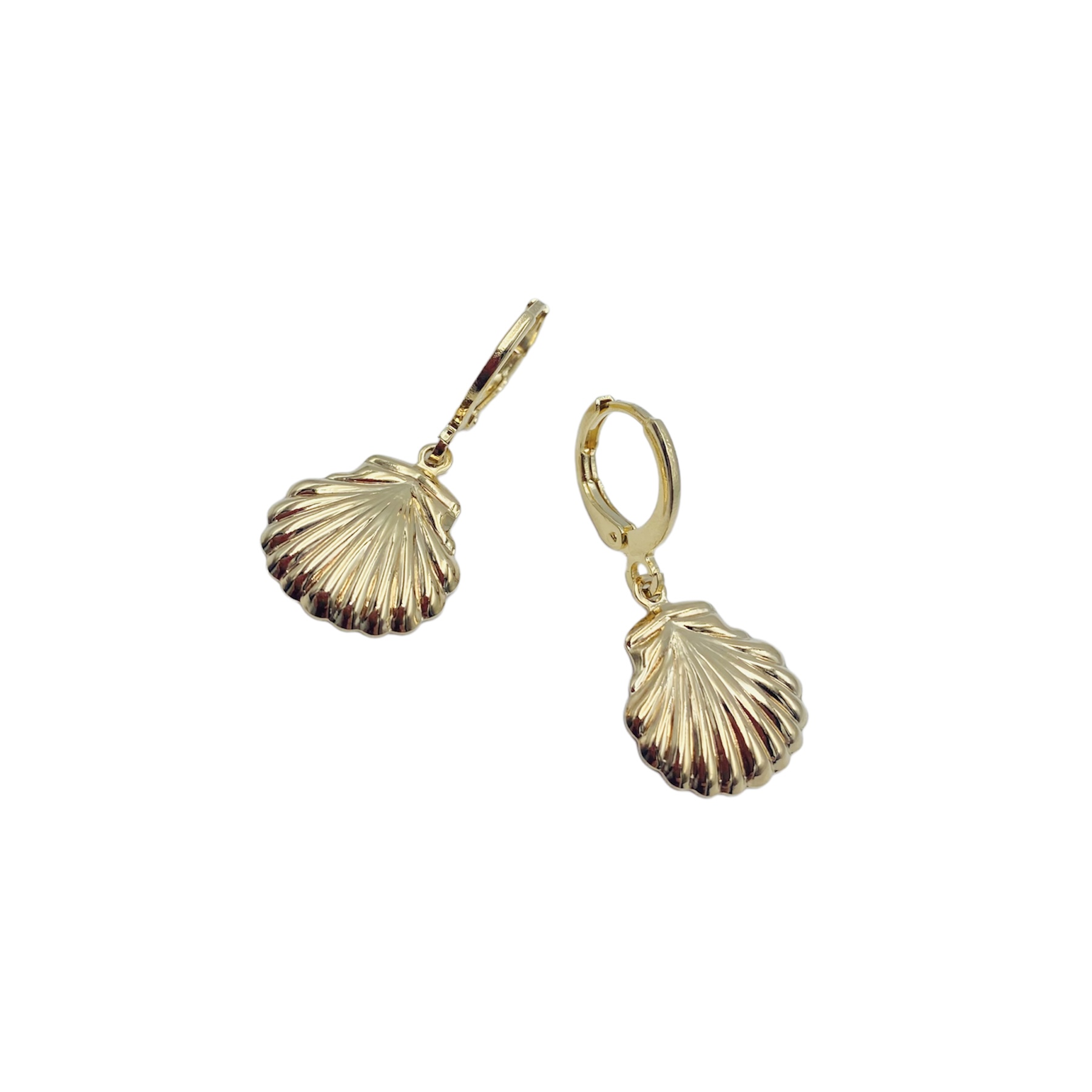 Aretes arracaditas con dije de concha-Baño de oro 18K- Aretes dorados