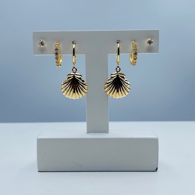 Aretes arracaditas con dije de concha-Baño de oro 18K- Aretes dorados