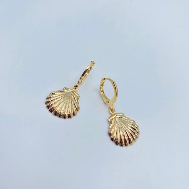 Aretes arracaditas con dije de concha-Baño de oro 18K- Aretes dorados
