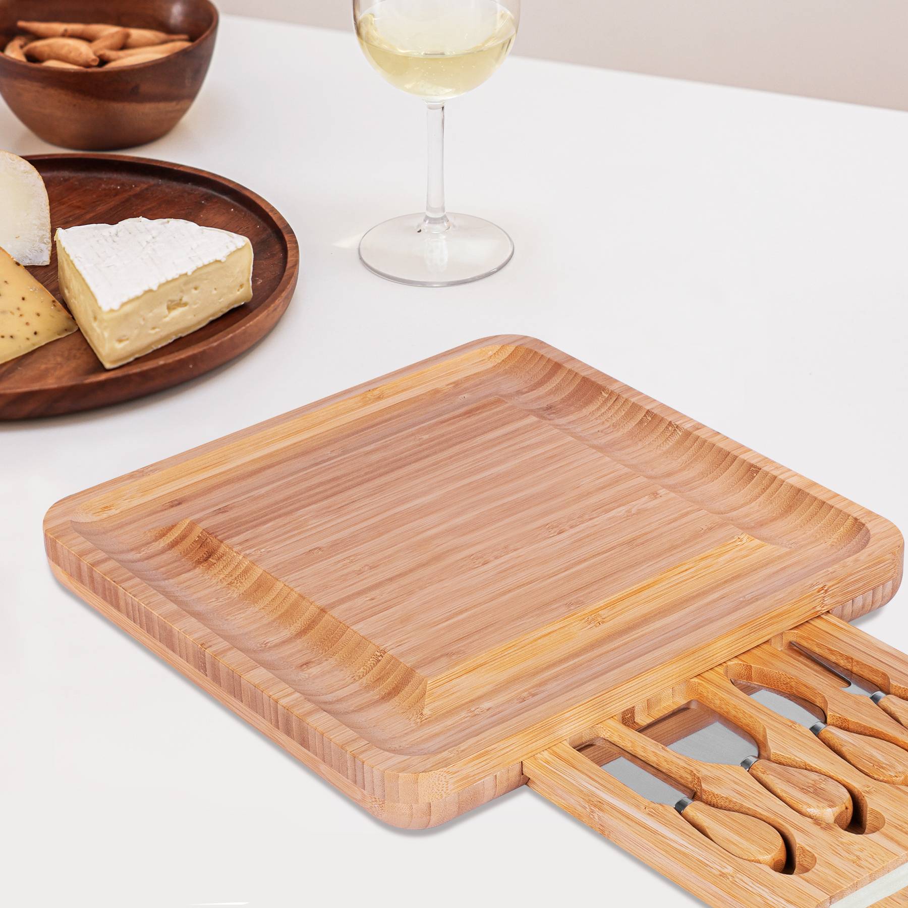 Tabla para quesos de bambú con accesorios Tutti.