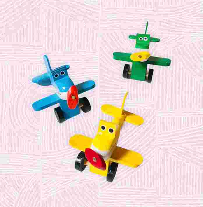 Avioncito colorido de madera juguete típico mexicano