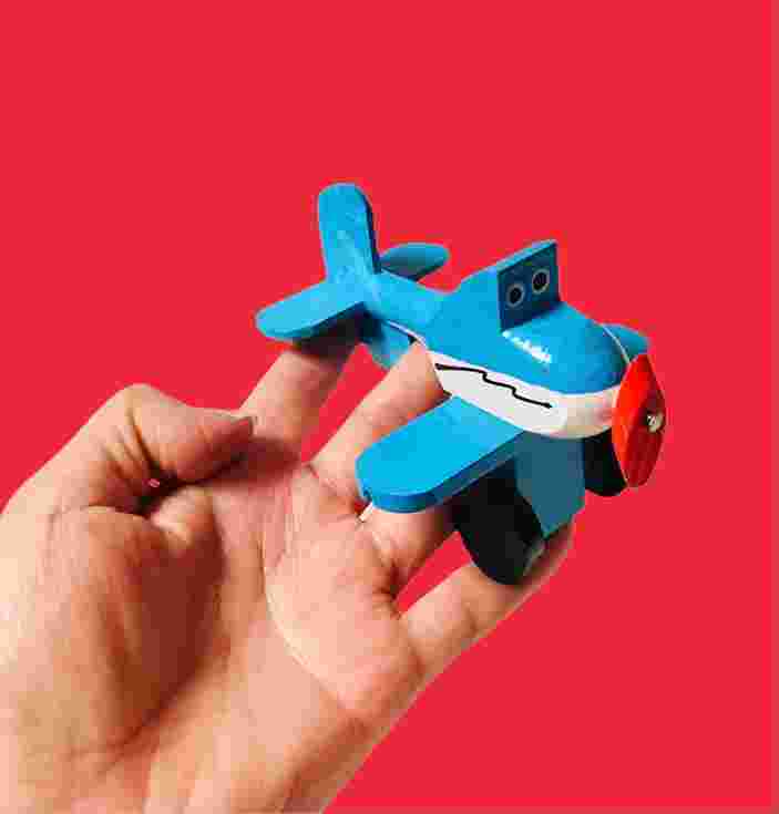 Avioncito colorido de madera juguete típico mexicano