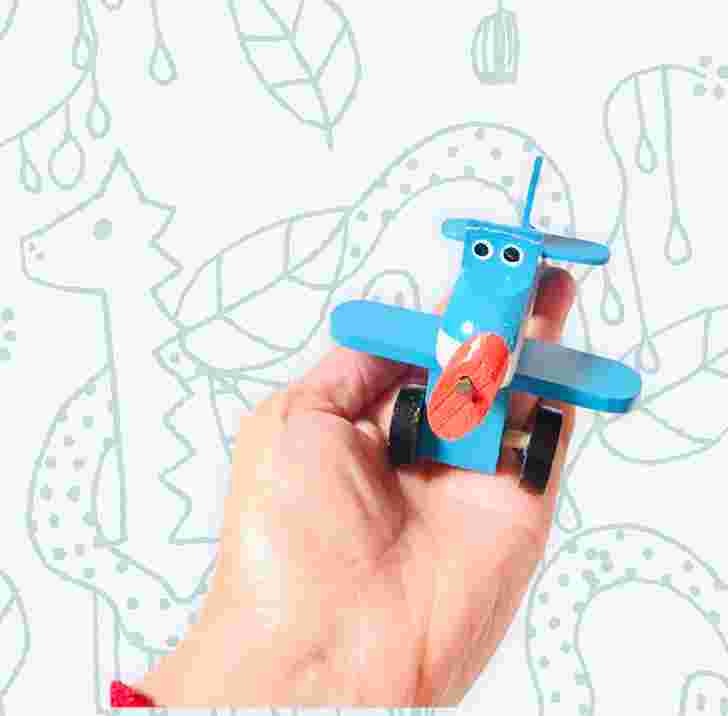 Avioncito colorido de madera juguete típico mexicano