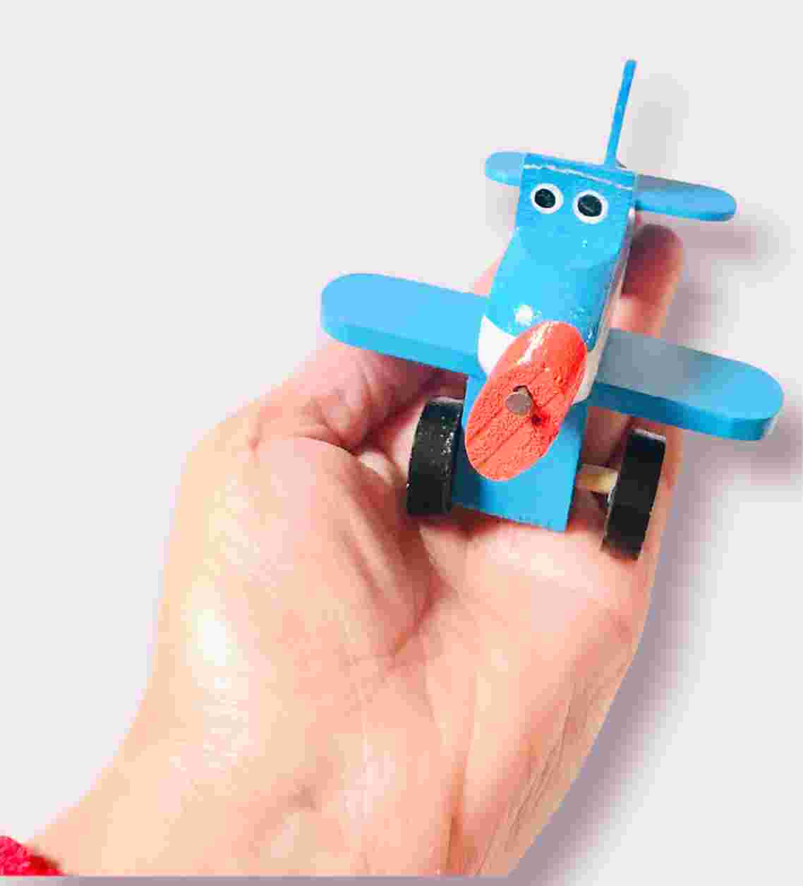 Avioncito colorido de madera juguete típico mexicano