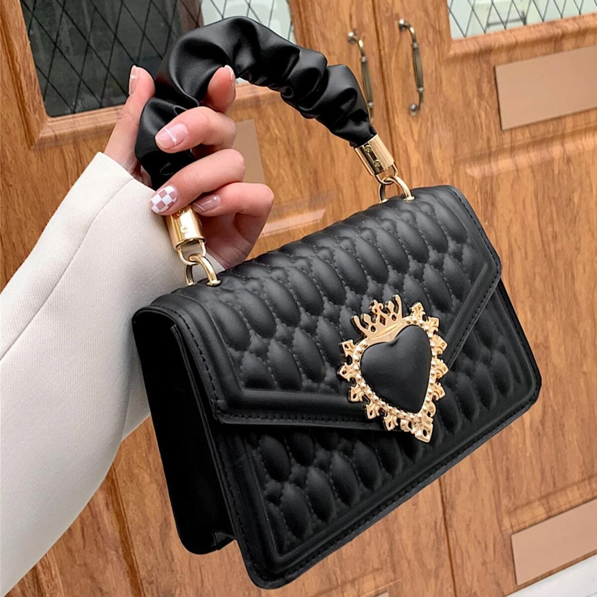 Bolsa de Dama de Lujo Adornada Elegante Color Negro Crossbody