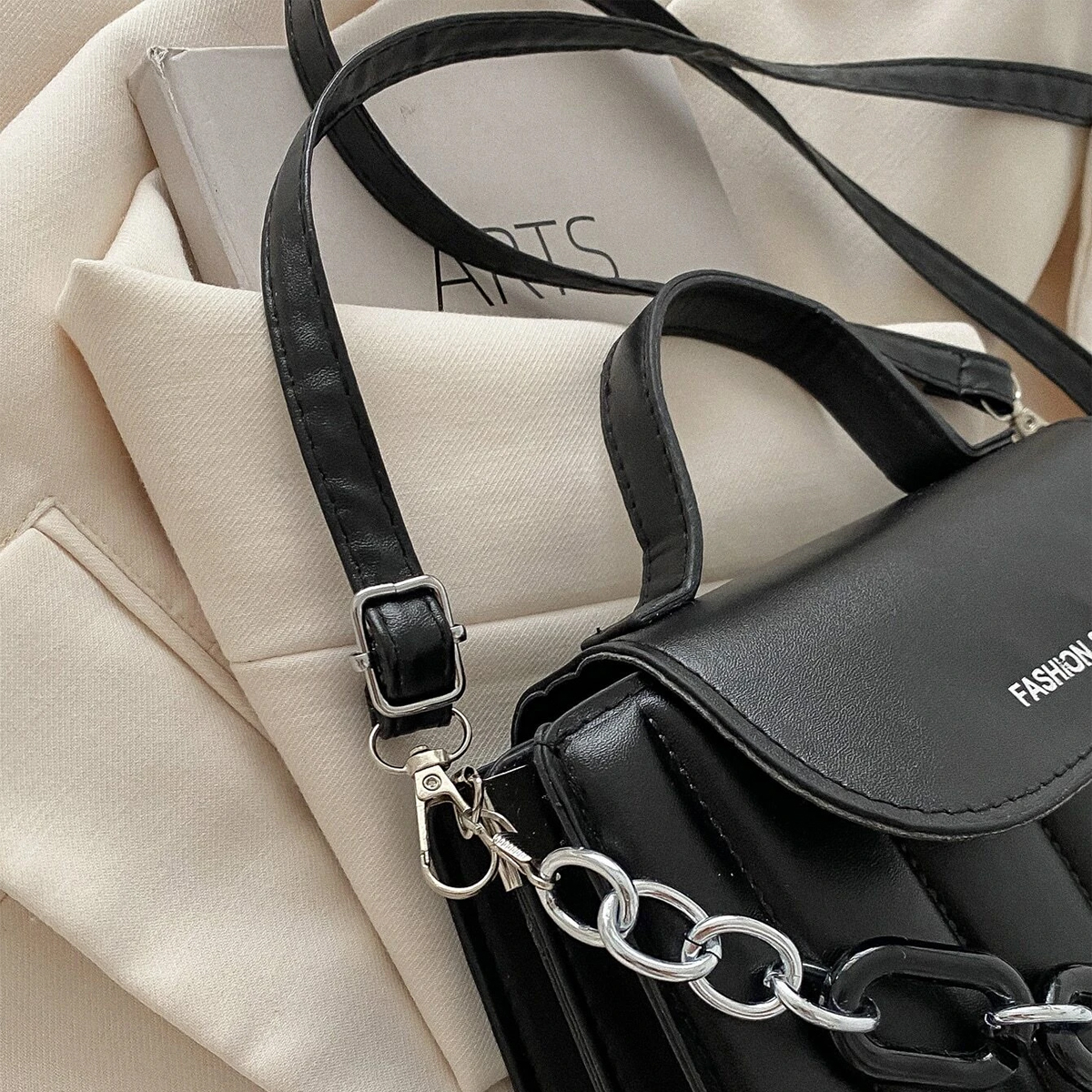 Bolso de Dama Casual Con Cadena Elegante, Correa Ajustable Color Negro