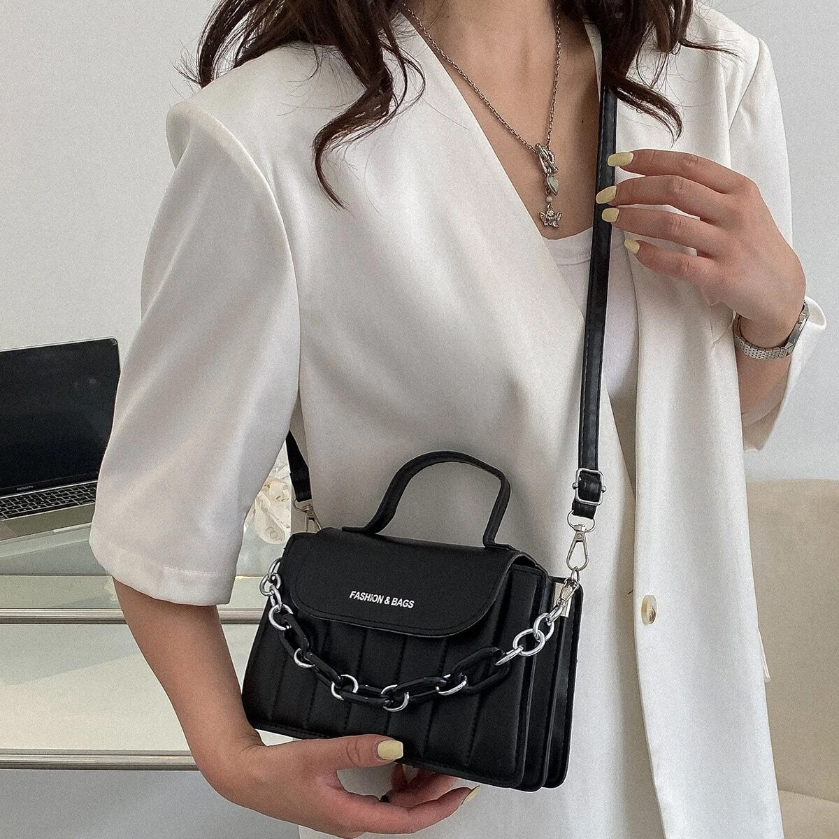 Bolso de Dama Casual Con Cadena Elegante, Correa Ajustable Color Negro