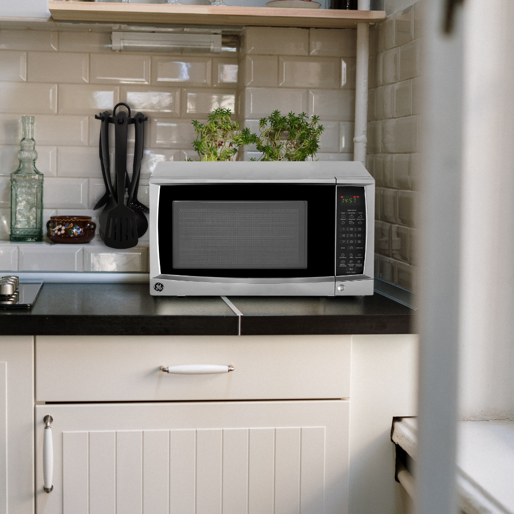 Horno Microondas 0.7P3 Boton Plata/Negro General Electric con Juego de Utensilios de Cocina con Carrusel