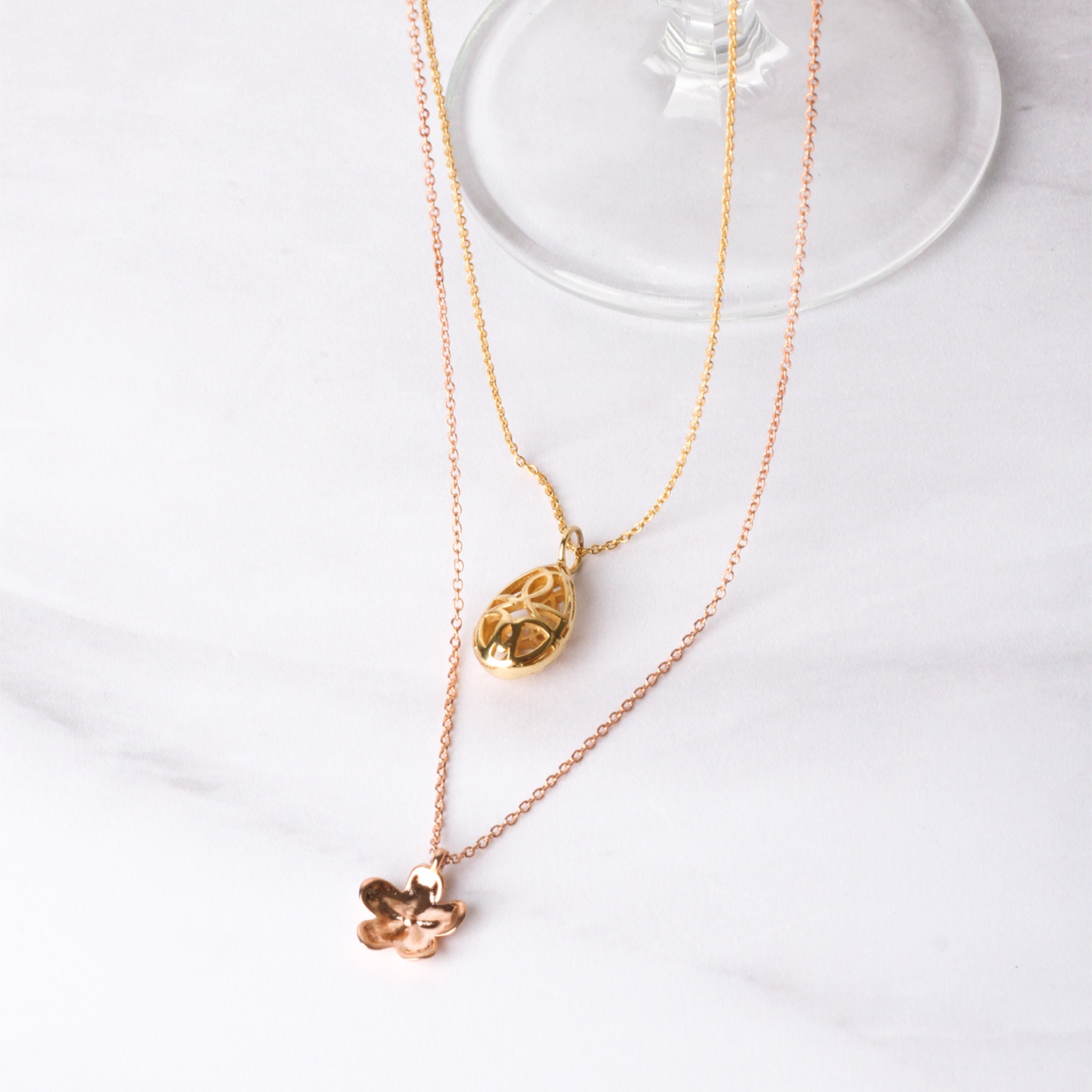 Dije flor de plata .925 con baño de oro rosa y cadena, Colección Floral, Joyería para Mujer de Anante Joyería