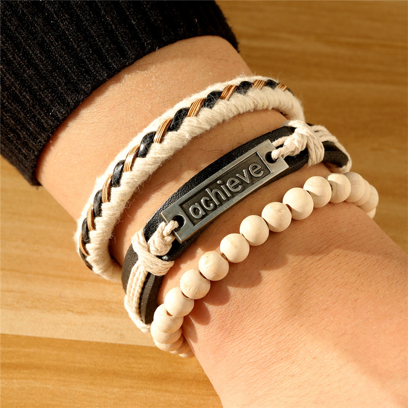 Set De Pulseras Beige Con Palabra Achieve (lograr)