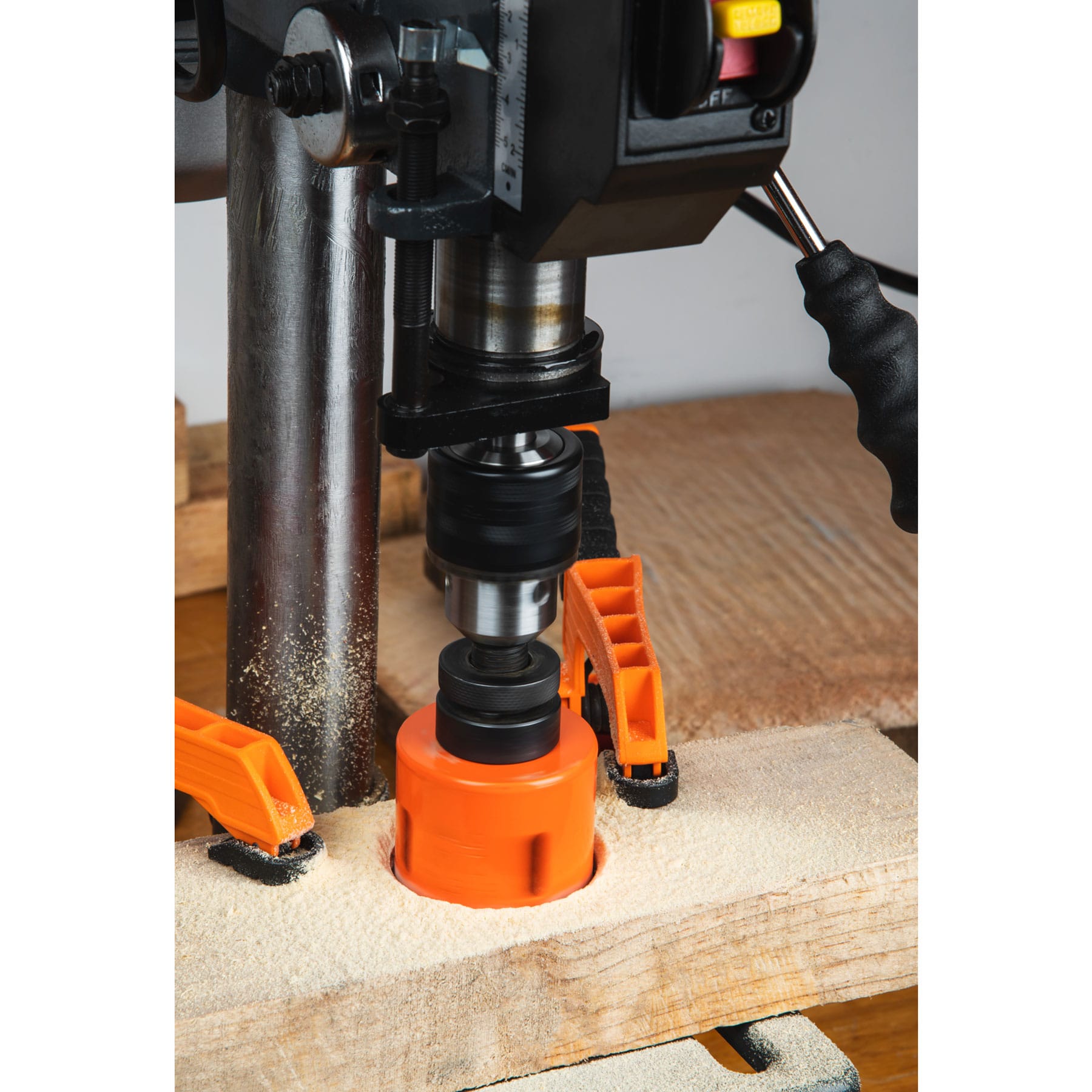 Taladro de piso 8' de 250 W (1/3 HP), broquero de 1/2' 16174