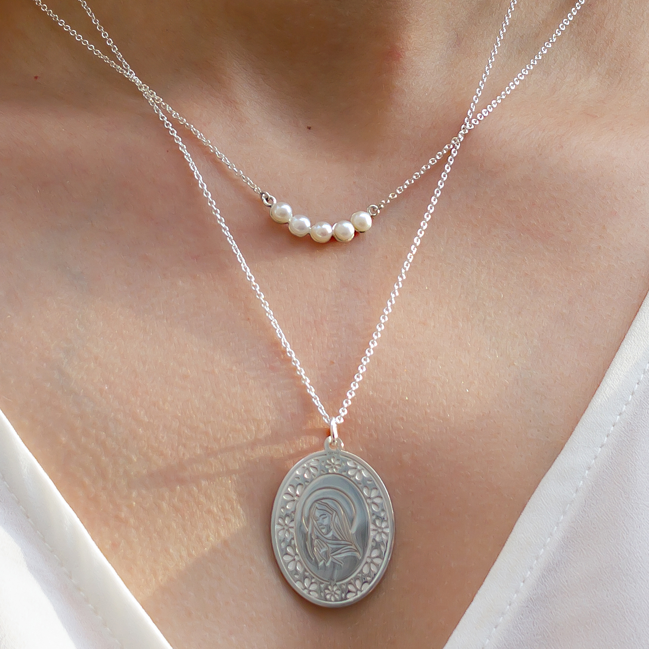 Medalla grande Virgen de plata .925 con cadena, Colección Nube, Joyería para Mujer de Anante Joyería