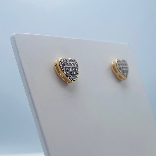 Aretes Pequeños Corazón con Circonias- Baño de oro 18K.- Aretes dorados