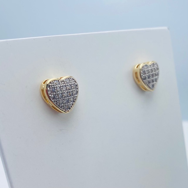 Aretes Pequeños Corazón con Circonias- Baño de oro 18K.- Aretes dorados