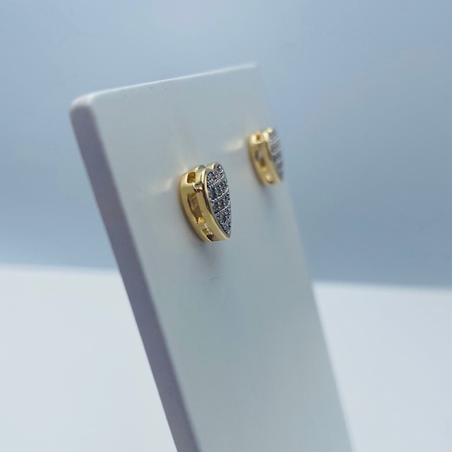 Aretes Pequeños Corazón con Circonias- Baño de oro 18K.- Aretes dorados