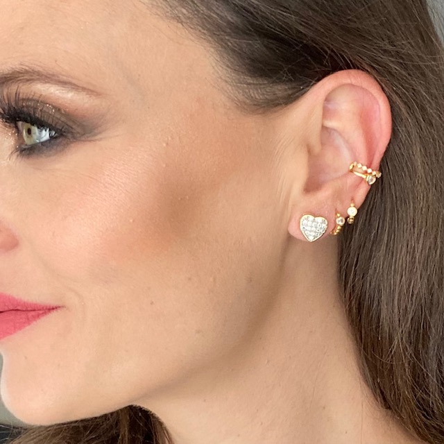 Aretes Pequeños Corazón con Circonias- Baño de oro 18K.- Aretes dorados
