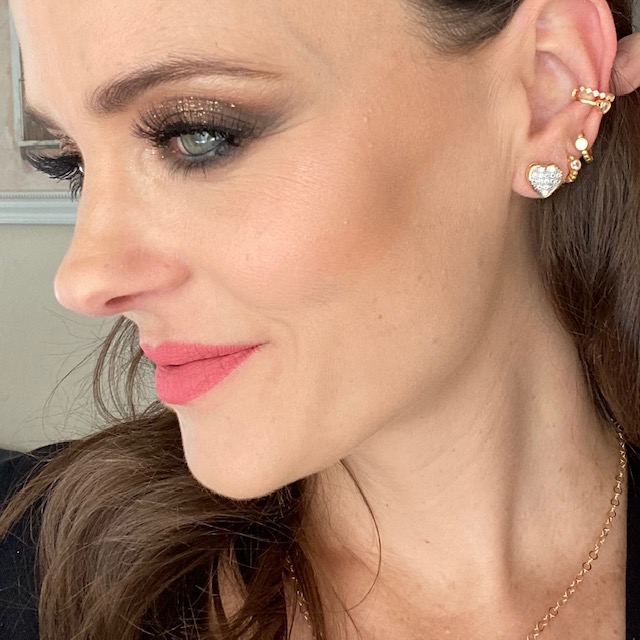 Aretes Pequeños Corazón con Circonias- Baño de oro 18K.- Aretes dorados