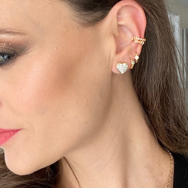 Aretes Pequeños Corazón con Circonias- Baño de oro 18K.- Aretes dorados