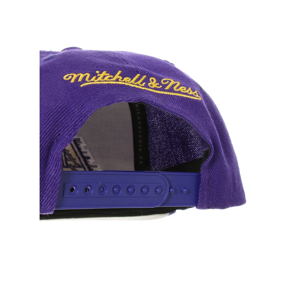 GORRA MITCHELL & NESS SNAPBACK LAKERS MORADA JS190783