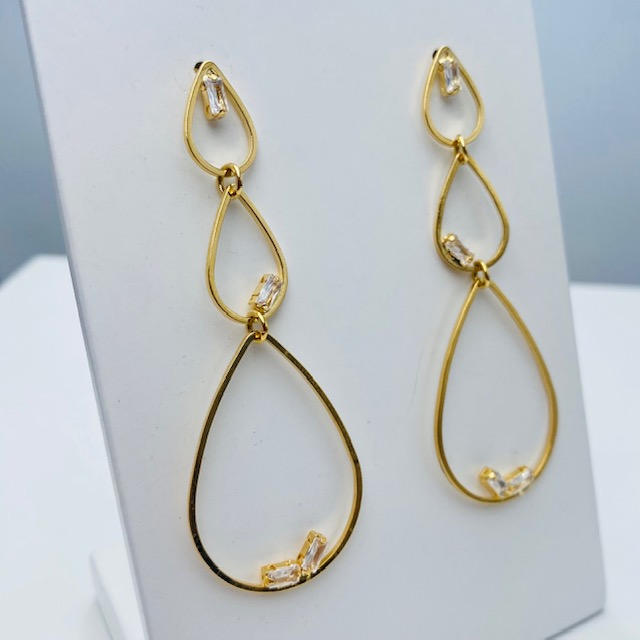 Aretes largos con 3 Gotas- Baño de oro 18K- aretes dorados