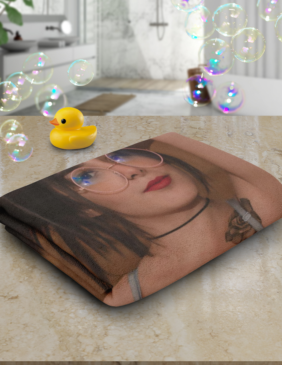 Toalla De Baño Influencer Diseño Modelo Karely Ruiz Microfibra de Poliéster.