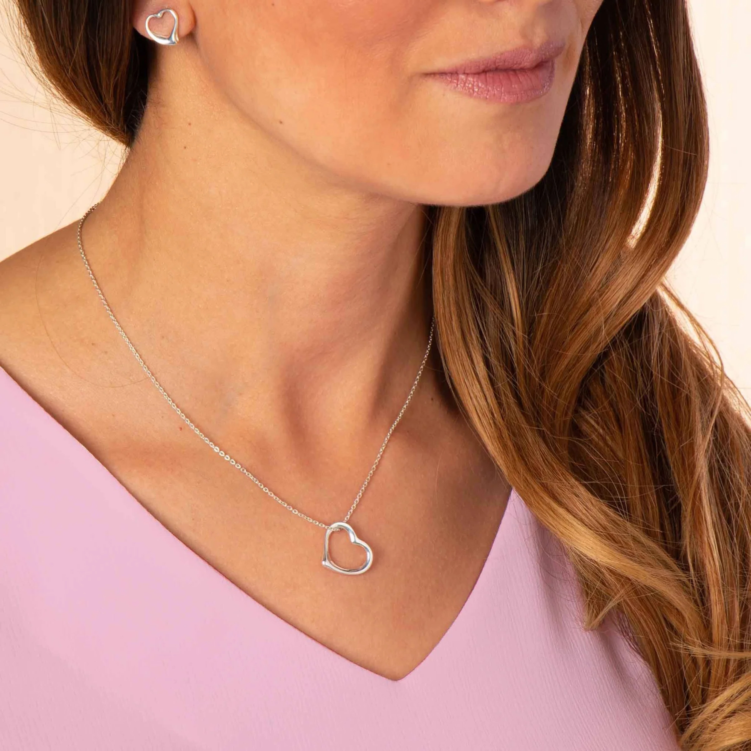 Dije, cadena y aretes diseño de corazón contorno clásico elaborados en plata ley .925 certificada