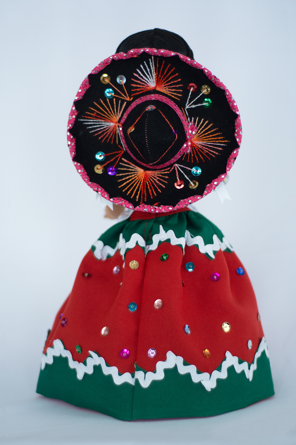 Eulalia Colecciones- Muñeca Mexicana Modelo China Poblana, pieza de colección de 34 cm. Hecha a Mano, con águila bordada con lentejuela en falda, sombrero y accesorios de colores.