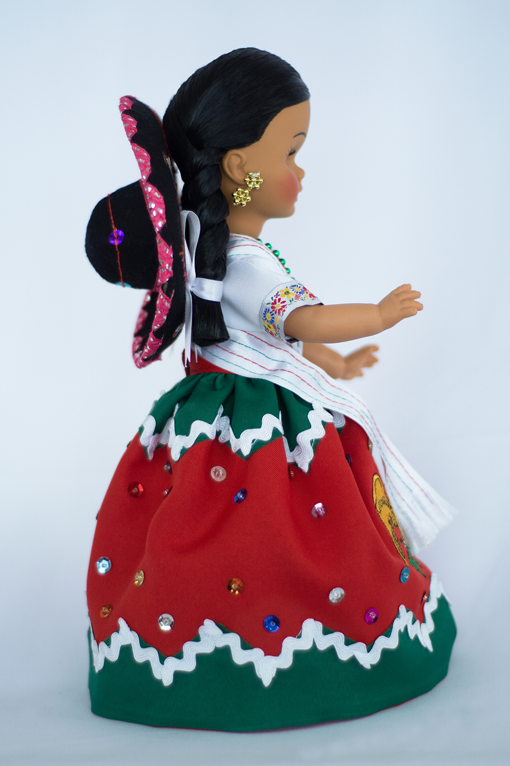 Eulalia Colecciones- Muñeca Mexicana Modelo China Poblana, pieza de colección de 34 cm. Hecha a Mano, con águila bordada con lentejuela en falda, sombrero y accesorios de colores.