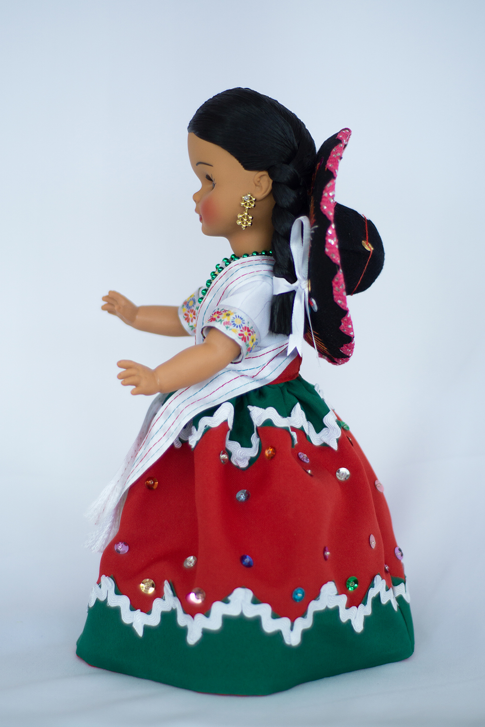 Eulalia Colecciones- Muñeca Mexicana Modelo China Poblana, pieza de colección de 34 cm. Hecha a Mano, con águila bordada con lentejuela en falda, sombrero y accesorios de colores.