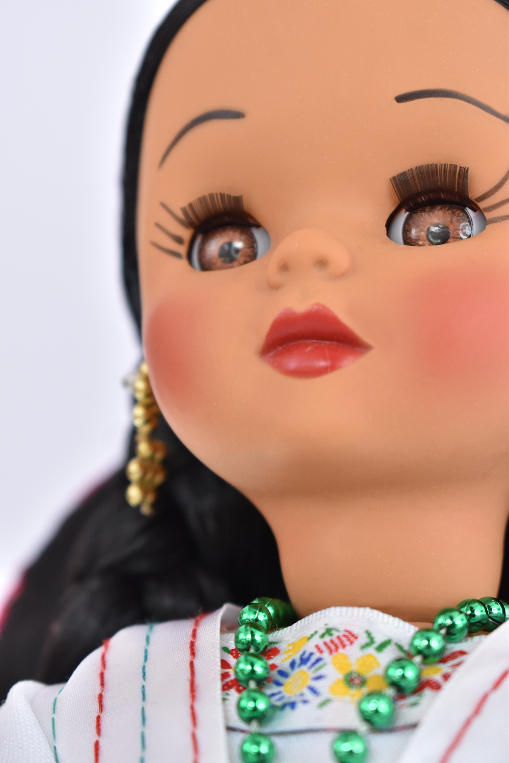 Eulalia Colecciones- Muñeca Mexicana Modelo China Poblana, pieza de colección de 34 cm. Hecha a Mano, con águila bordada con lentejuela en falda, sombrero y accesorios de colores.