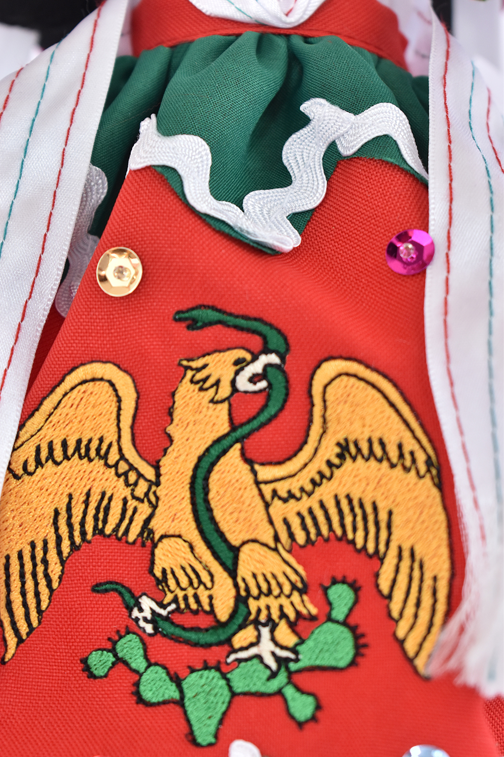 Eulalia Colecciones- Muñeca Mexicana Modelo China Poblana, pieza de colección de 34 cm. Hecha a Mano, con águila bordada con lentejuela en falda, sombrero y accesorios de colores.