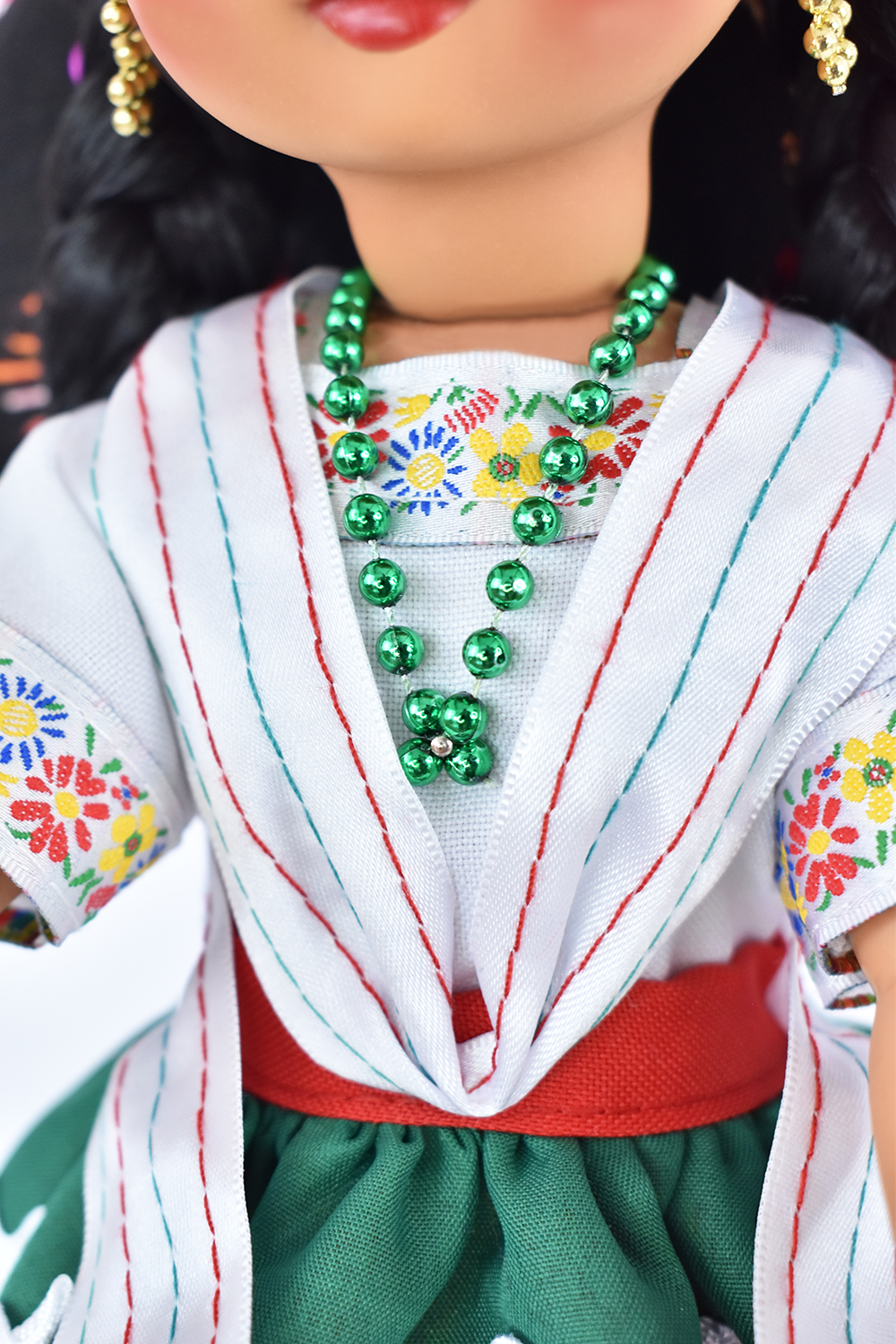 Eulalia Colecciones- Muñeca Mexicana Modelo China Poblana, pieza de colección de 34 cm. Hecha a Mano, con águila bordada con lentejuela en falda, sombrero y accesorios de colores.