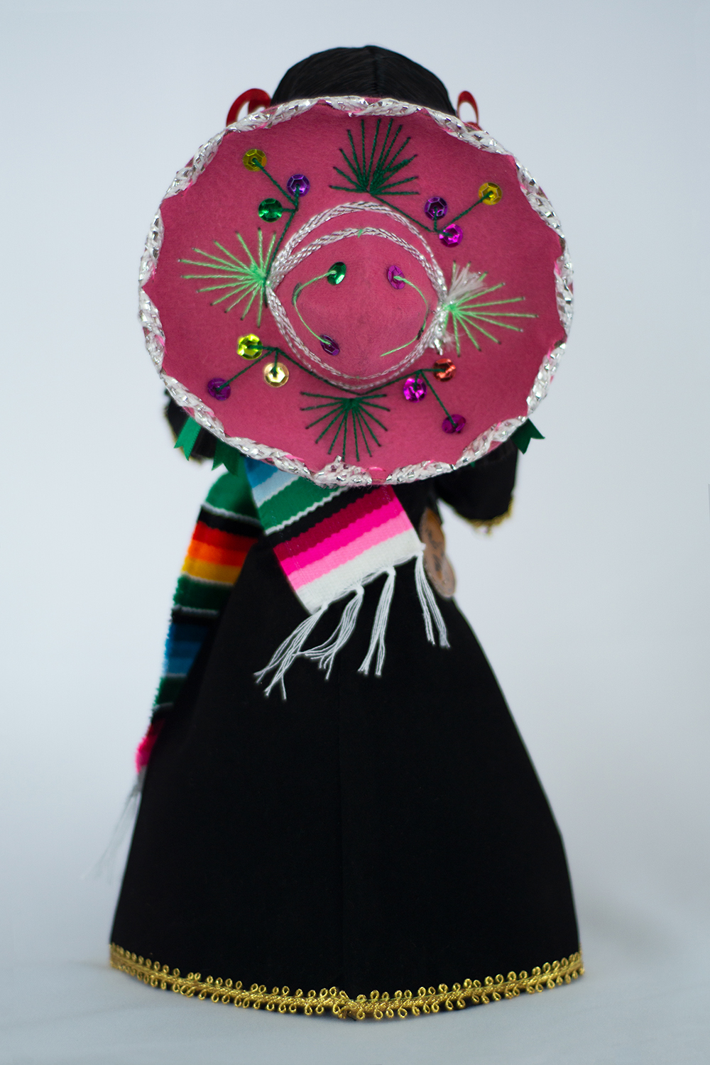 Eulalia Colecciones- Muñeca Mexicana Modelo Charra. Pieza de colección de 34 cm. Hecha a mano. Traje negro con filos dorado, sombrero y sarape de varios colores. 