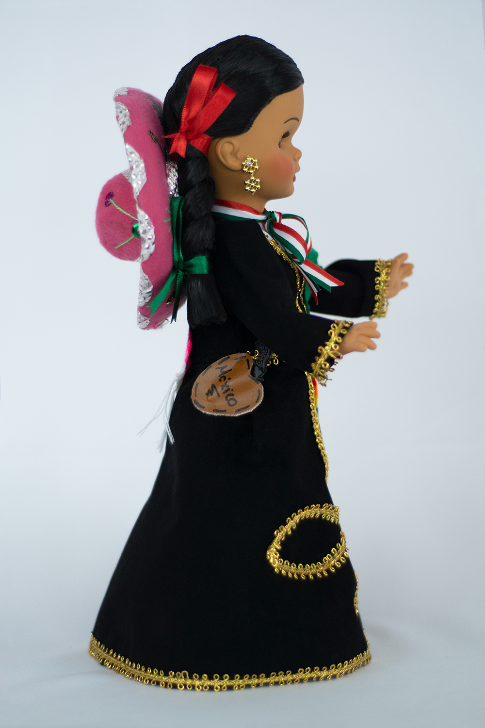 Eulalia Colecciones- Muñeca Mexicana Modelo Charra. Pieza de colección de 34 cm. Hecha a mano. Traje negro con filos dorado, sombrero y sarape de varios colores. 