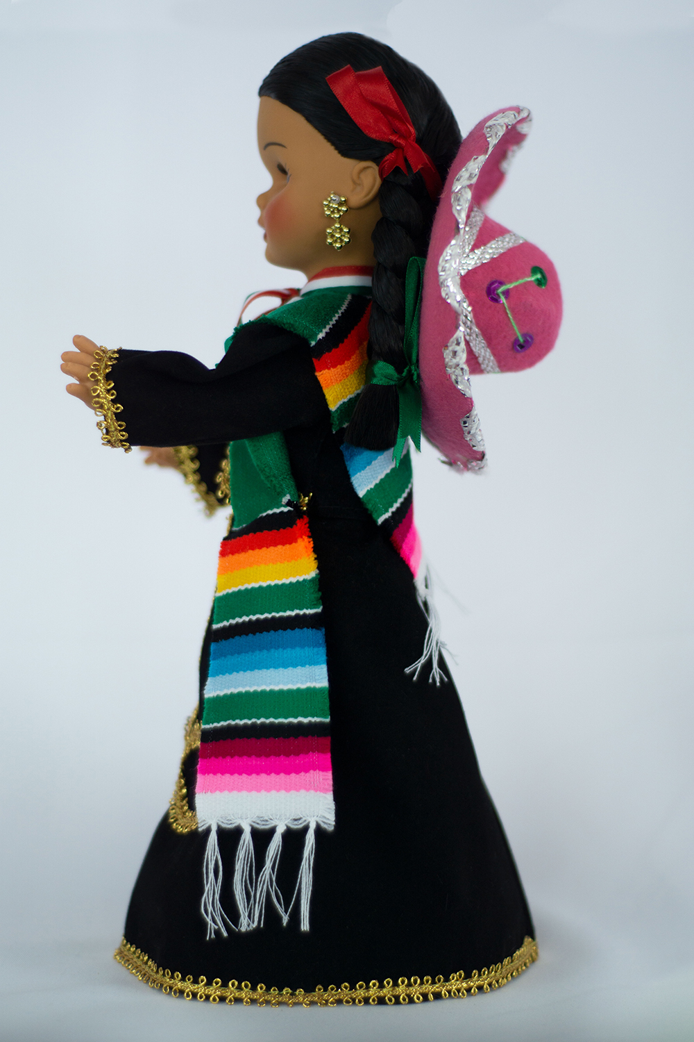 Eulalia Colecciones- Muñeca Mexicana Modelo Charra. Pieza de colección de 34 cm. Hecha a mano. Traje negro con filos dorado, sombrero y sarape de varios colores. 