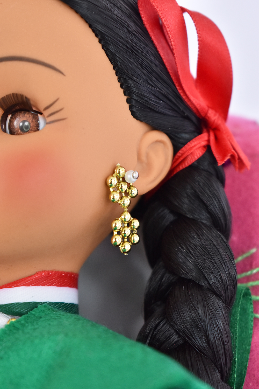 Eulalia Colecciones- Muñeca Mexicana Modelo Charra. Pieza de colección de 34 cm. Hecha a mano. Traje negro con filos dorado, sombrero y sarape de varios colores. 