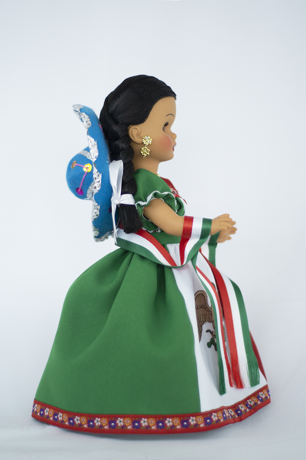 Eulalia Colecciones Muñeca Mexicana Modelo Mexicana, Pieza de Colección de 34 cm. Hecha a Mano. Águila bordada, sombrero y accesorios de colores.