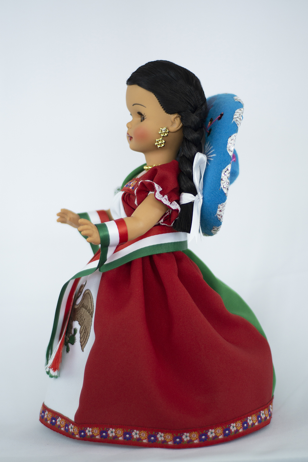 Eulalia Colecciones Muñeca Mexicana Modelo Mexicana, Pieza de Colección de 34 cm. Hecha a Mano. Águila bordada, sombrero y accesorios de colores.