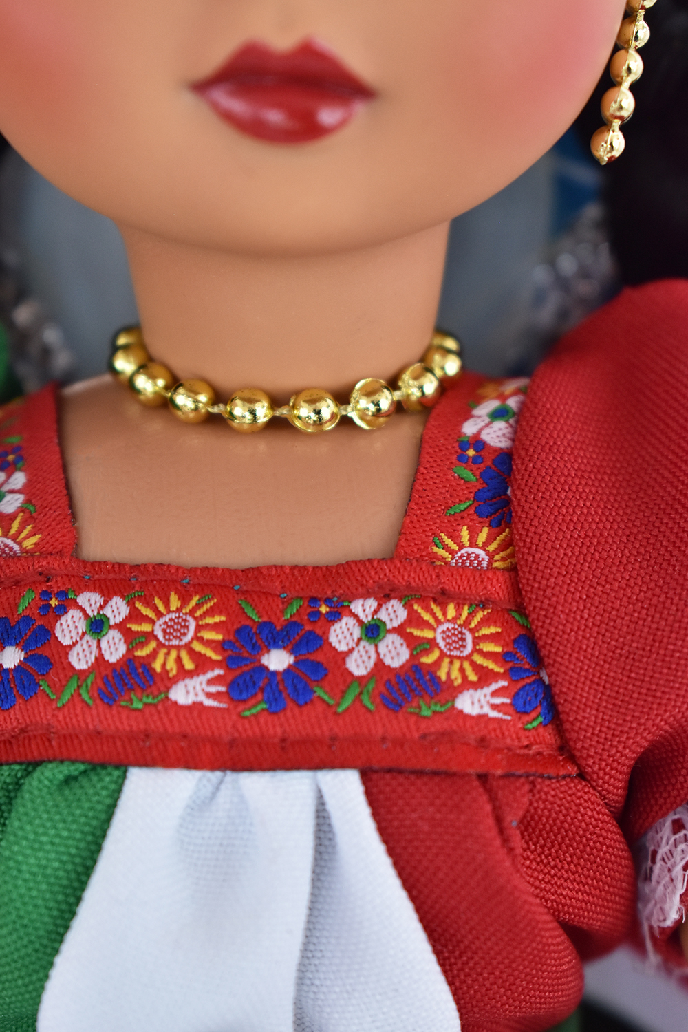 Eulalia Colecciones Muñeca Mexicana Modelo Mexicana, Pieza de Colección de 34 cm. Hecha a Mano. Águila bordada, sombrero y accesorios de colores.