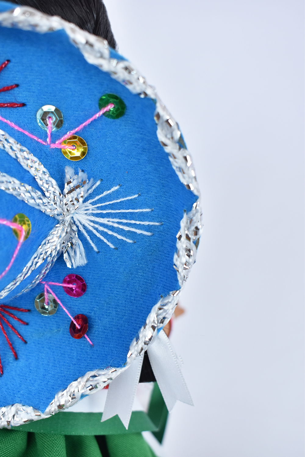 Eulalia Colecciones Muñeca Mexicana Modelo Mexicana, Pieza de Colección de 34 cm. Hecha a Mano. Águila bordada, sombrero y accesorios de colores.