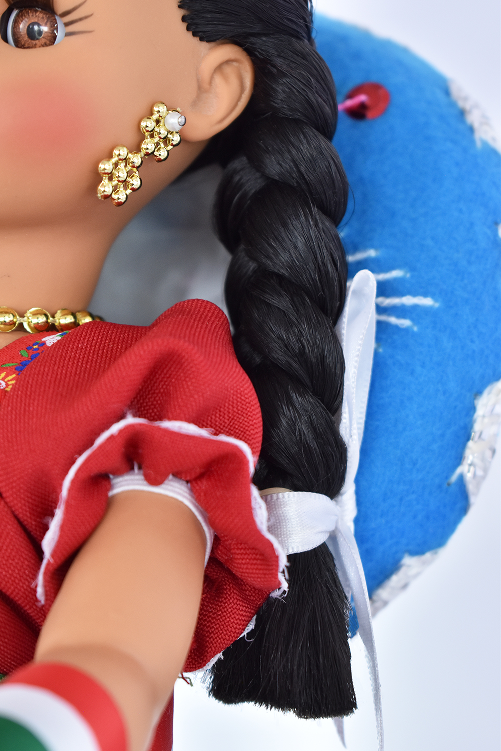 Eulalia Colecciones Muñeca Mexicana Modelo Mexicana, Pieza de Colección de 34 cm. Hecha a Mano. Águila bordada, sombrero y accesorios de colores.