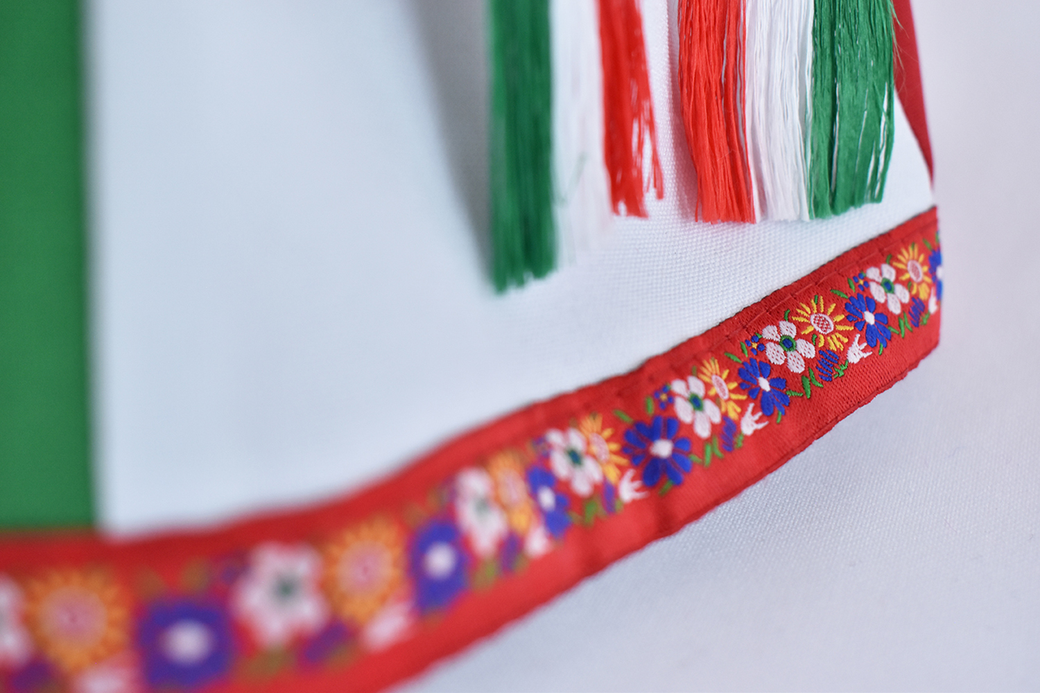 Eulalia Colecciones Muñeca Mexicana Modelo Mexicana, Pieza de Colección de 34 cm. Hecha a Mano. Águila bordada, sombrero y accesorios de colores.