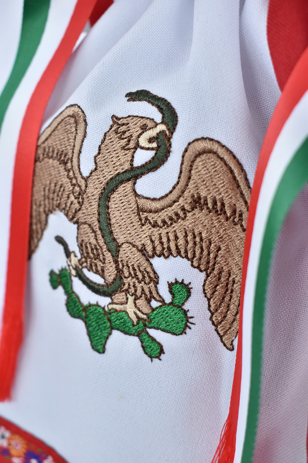 Eulalia Colecciones Muñeca Mexicana Modelo Mexicana, Pieza de Colección de 34 cm. Hecha a Mano. Águila bordada, sombrero y accesorios de colores.