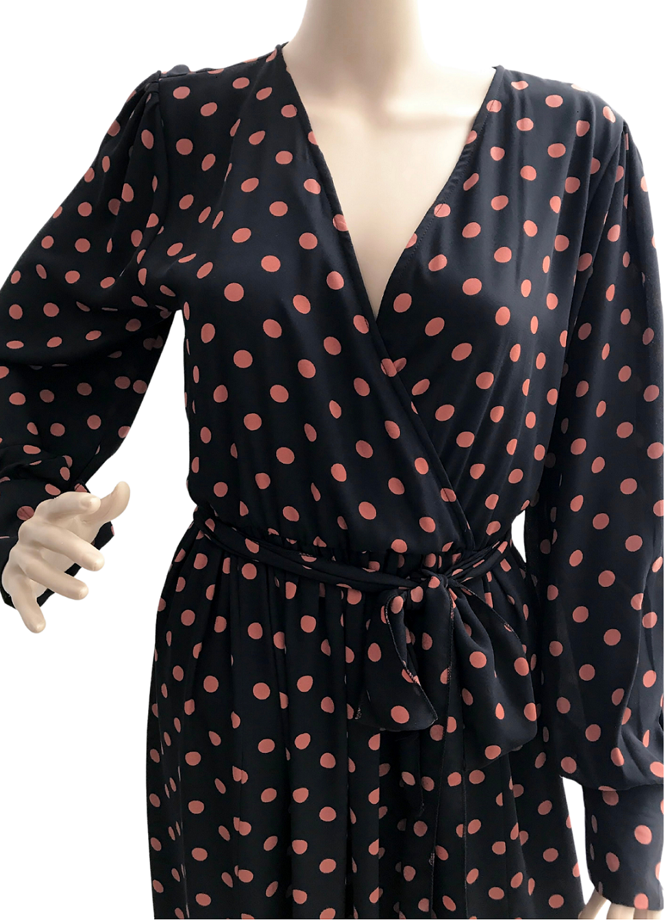 Vestido ligero largo formal negro con puntos abierto en ambas piernas