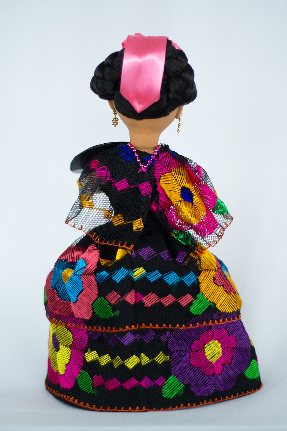 Eulalia Colecciones- Muñeca Mexicana Modelo Chiapas. Pieza de Colección de 34 cm. Hecho a Mano. Traje negro de flores de colores bordadas en hilo de seda, con charola y accesorios varios colores. 