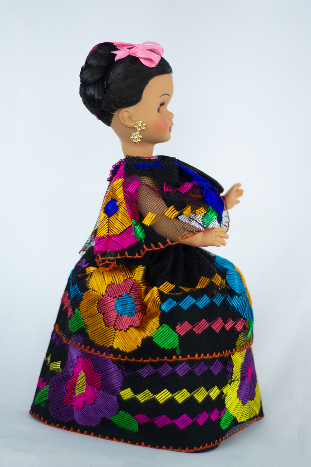Eulalia Colecciones- Muñeca Mexicana Modelo Chiapas. Pieza de Colección de 34 cm. Hecho a Mano. Traje negro de flores de colores bordadas en hilo de seda, con charola y accesorios varios colores. 